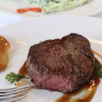 steak so šalátom Caesar (Schloss Aigen)